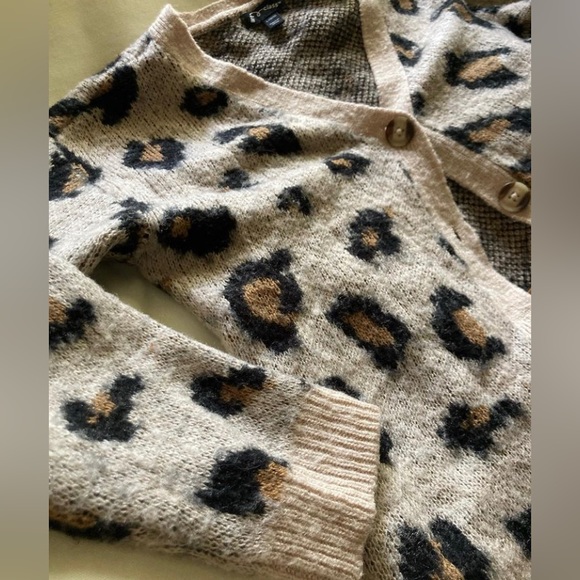 art class cheetah print button up cardigan fits Womens XS or Girls L - Picture 3 of 3